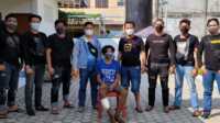 Tersangka (duduk) setelah diamankan Satreskrim Polres Inhil. (foto: abdullah)