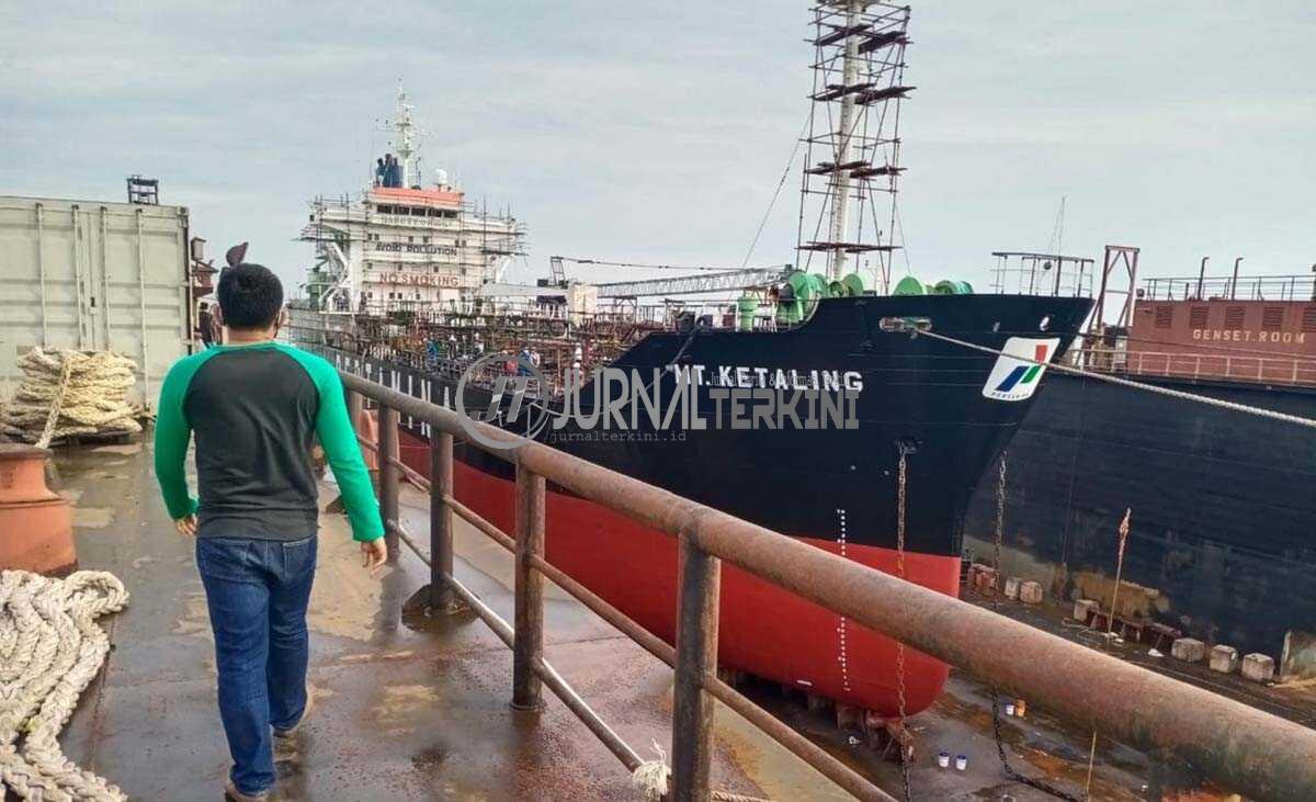 Kondisi MT Ketaling milik Pertamina pascakebakaran. (foto: yra)
