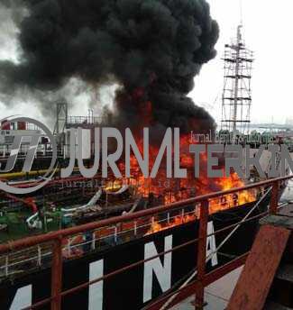 MT Ketaling milik Pertamina saat terbakar.
