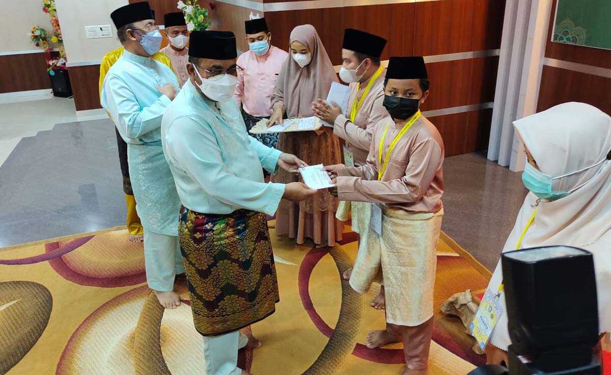 karimun raih juara dua stqh kepri-1 Bupati Karimun Aunur Rafiq menyerahkan bonus untuk kafilah.