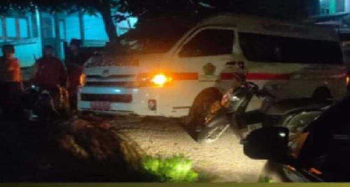 Mobil ambulans usai mengantar pasien COVID-19 dibegal di Rejang Lebong, Bengkulu.