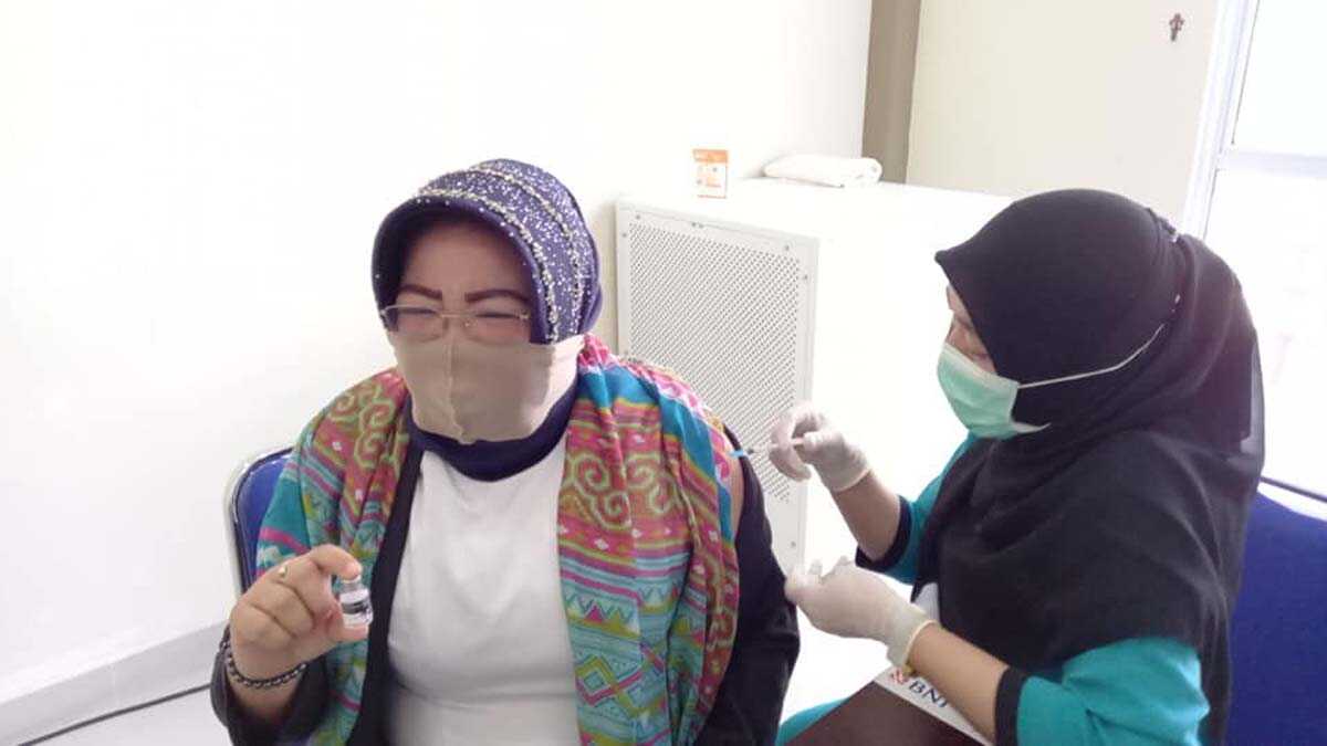 Ketua Fraksi PKB Nyimas Novi Ujiani menerima suntikan vaksin COVID-19. (foto: istimewa/FB)