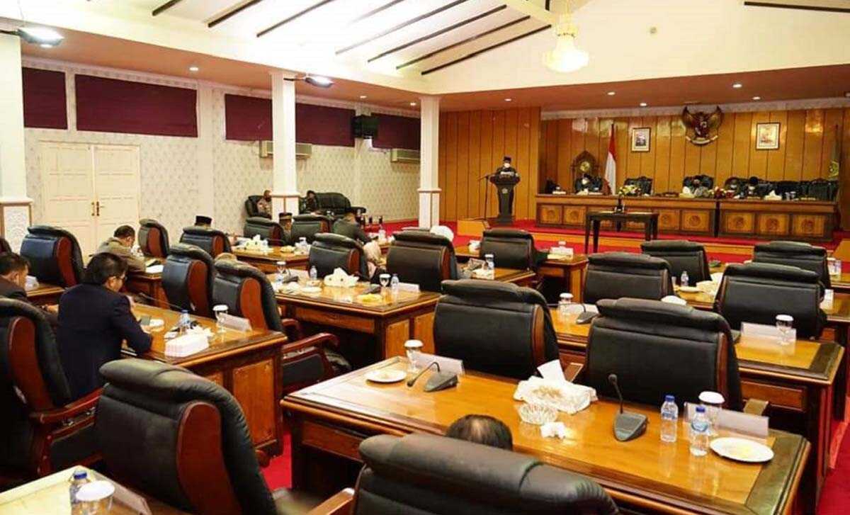 Suasana rapat paripurna pengesahan Ranperda Pertanggungjawaban Pelaksanaan APBD 2020 yang dihadiri 21 anggota dewan, Selasa (13/7/2020). (foto: Dok. Humas Pemkab Karimun)