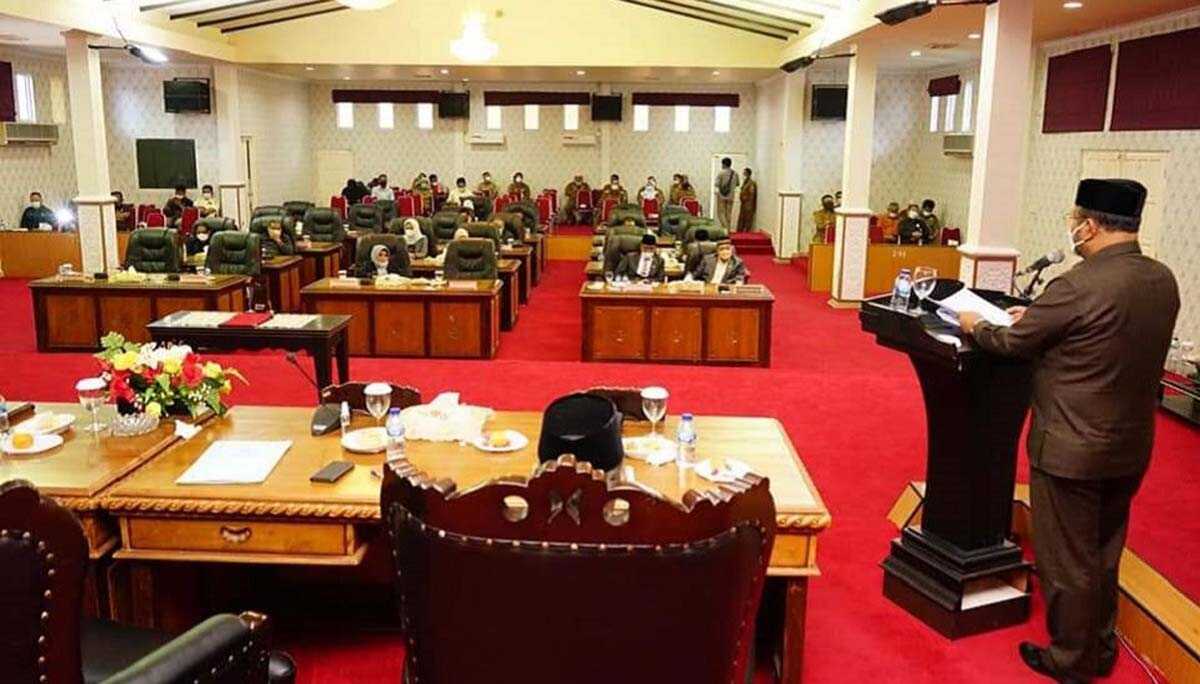 Suasana rapat paripurna pengesahan Ranperda Pertanggungjawaban Pelaksanaan APBD 2020 yang dihadiri 21 anggota dewan, Selasa (13/7/2020). (foto: Dok. Humas Pemkab Karimun)