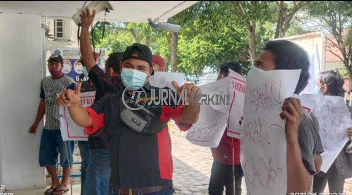 DPC Bara Api tuntut Kejari usut dugaan penyelewengan dana keberangkatan atlet KONI Asahan.