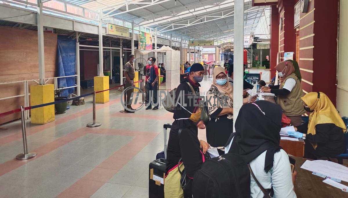 relawan covid data penumpang pelabuhan di karimun Jumlah penumpang di pelabuhan domestik Tanjung Balai Karimun turun drastis akibat pemberlakuan PPKM darurat di Batam dan Tanjungpinang. (foto: yra)