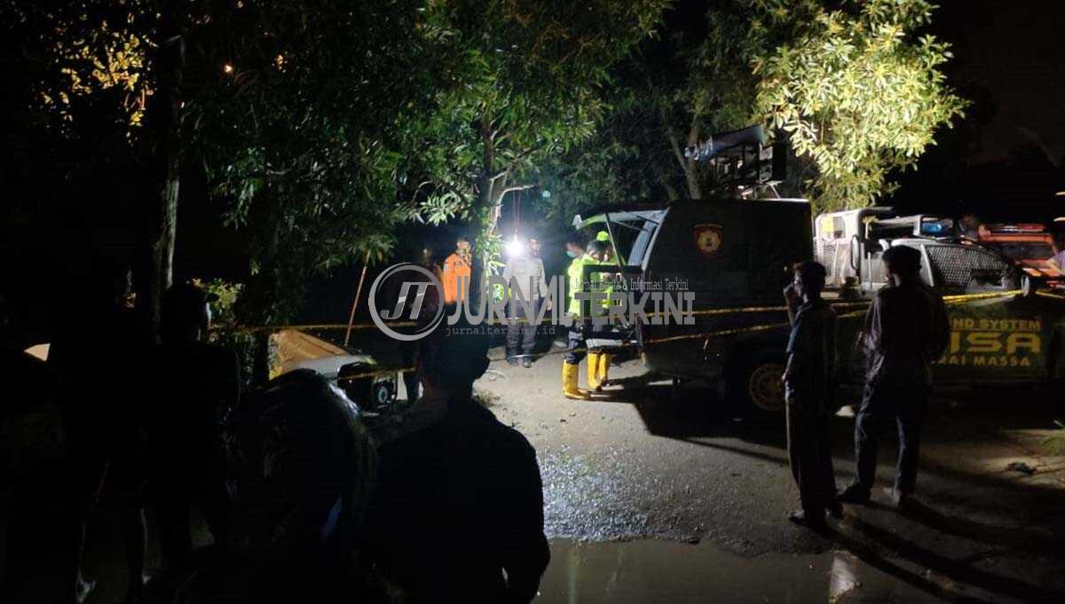 remaja tenggelam ditemukan meninggal dunia Tim SAR gabungan ketika melakkan pencarian terhadap remaja yang tenggelam tadi malam. (foto: yra)