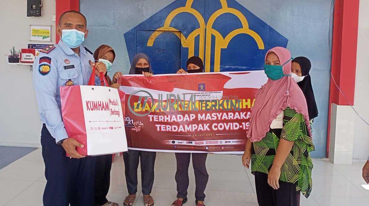 Kepala Rutan Karimun Dody Naksabani menyerahkan bantuan paket sembako kepada salah seorang warga. (foto: yra)