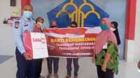 rutan karimun bagi sembako covid-19 Kepala Rutan Karimun Dody Naksabani menyerahkan bantuan paket sembako kepada salah seorang warga. (foto: yra)