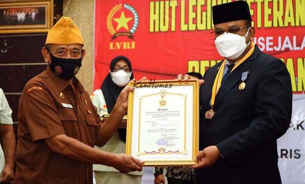 Bupati Karimun Aunur Rafiq Dianugerahi Tanda Bintang Veteran dari LVRI. (foto: Dok. Humas Pemkab Karimun)