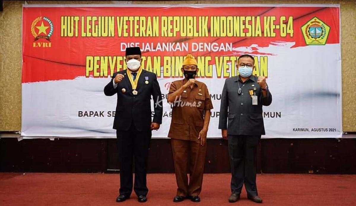 Bupati dan Sekda Karimun Dianugerahi Tanda Bintang Veteran dari LVRI. (foto: Dok. Humas Pemkab Karimun)