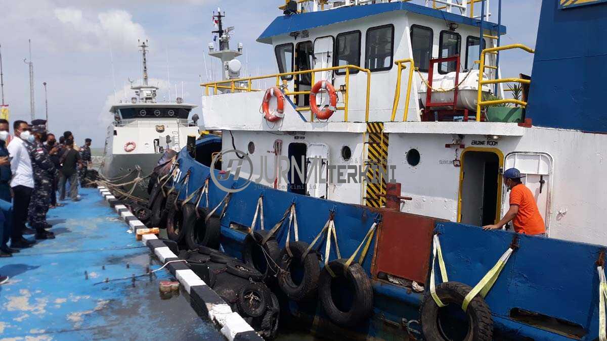 Danlanal Tanjung Balai Karimun (TBK) Letkol Laut (P) Puji Basuki melepas TB Meisun T31 ke negaranya Malaysia, Kamis (12/8/2021) di dermaga Makolanal TBK. (foto: rdi)