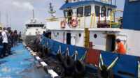 Danlanal Tanjung Balai Karimun (TBK) Letkol Laut (P) Puji Basuki melepas TB Meisun T31 ke negaranya Malaysia, Kamis (12/8/2021) di dermaga Makolanal TBK. (foto: rdi)