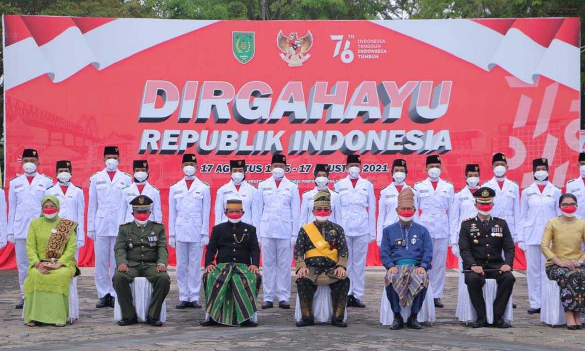 Wakil Ketua III DPRD Inhil Andi Rusli ikut berfoto bersama Paskibra HUT RI ke-76.