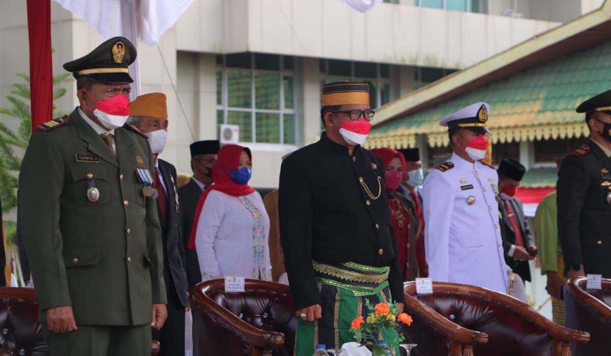 HUT RI DPRD Inhil-7 Wakil Ketua III DPRD Inhil Andi Rusli mewakili Ketua DPRD Inhil menghadiri upacara peringatan HUT RI ke-76 di lapangan kantor bupati.