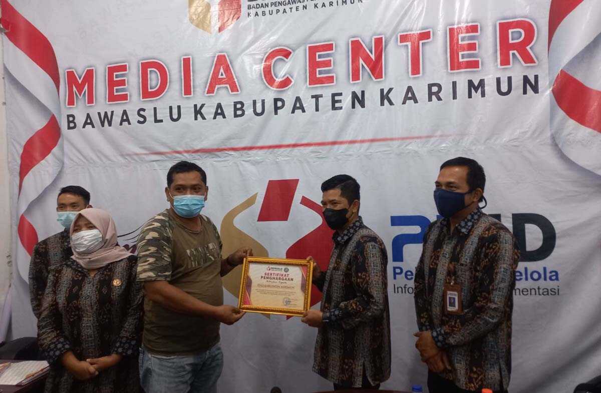 Benadahara PD IWO Karimun Maszan P Sianturi menerima sertifikat penghargaan dari Ketua Bawaslu Karimun Nurhidayat didampingi komisioner Tiuridah Silitonga dan M Fadli. (foto: istimewa)