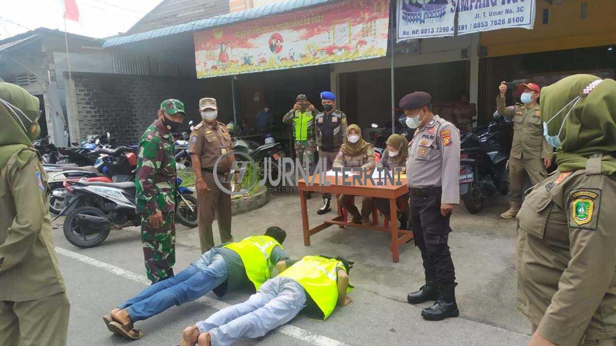 Operasi Prokes di Selatpanjang Kepulauan Meranti Provinsi Riau, pelanggar dihukum push up dan baca Al-Fatihah. (foto: burhan)