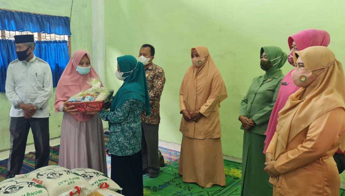 Jelang HUT RI ke-76, PKK Asahan Bantu Anak Yatim dan Jompo.