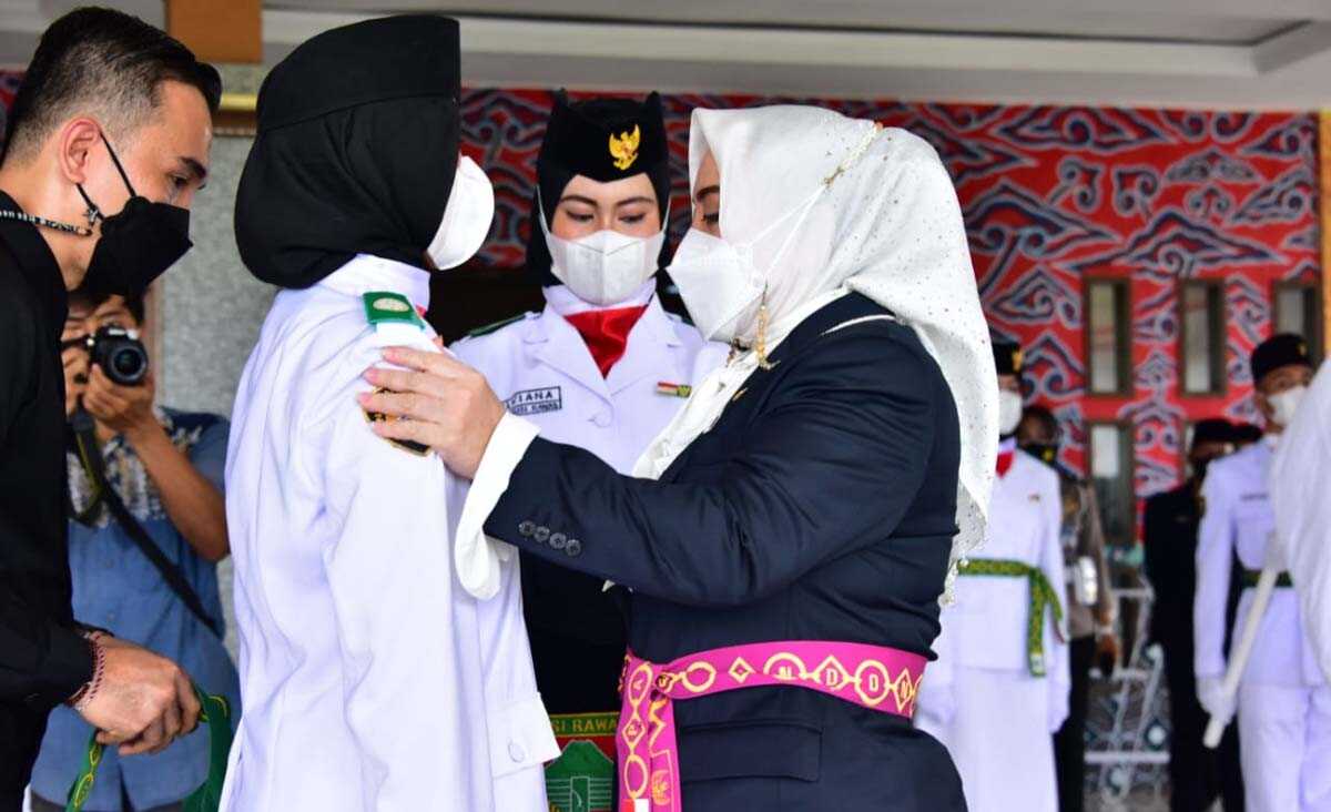 Pengukuhan paskibraka musi rawas-1 Bupati Musi Rawas Hj Ratna Machmud mengukuhkan Paskibra HUT RI ke-76.