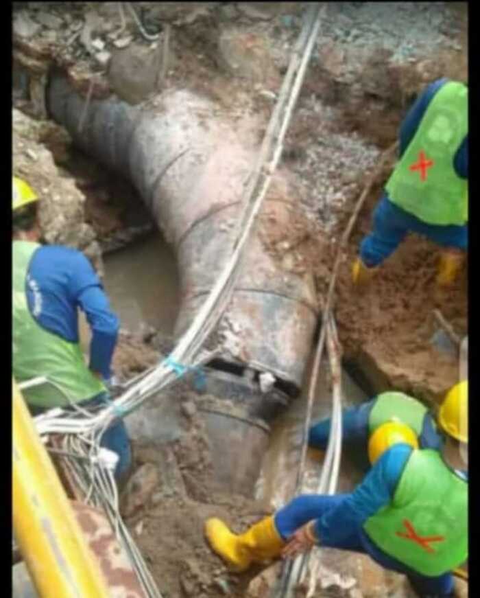 Pipa rusak pasokan air bersih perumahan Mega Regensi terhenti