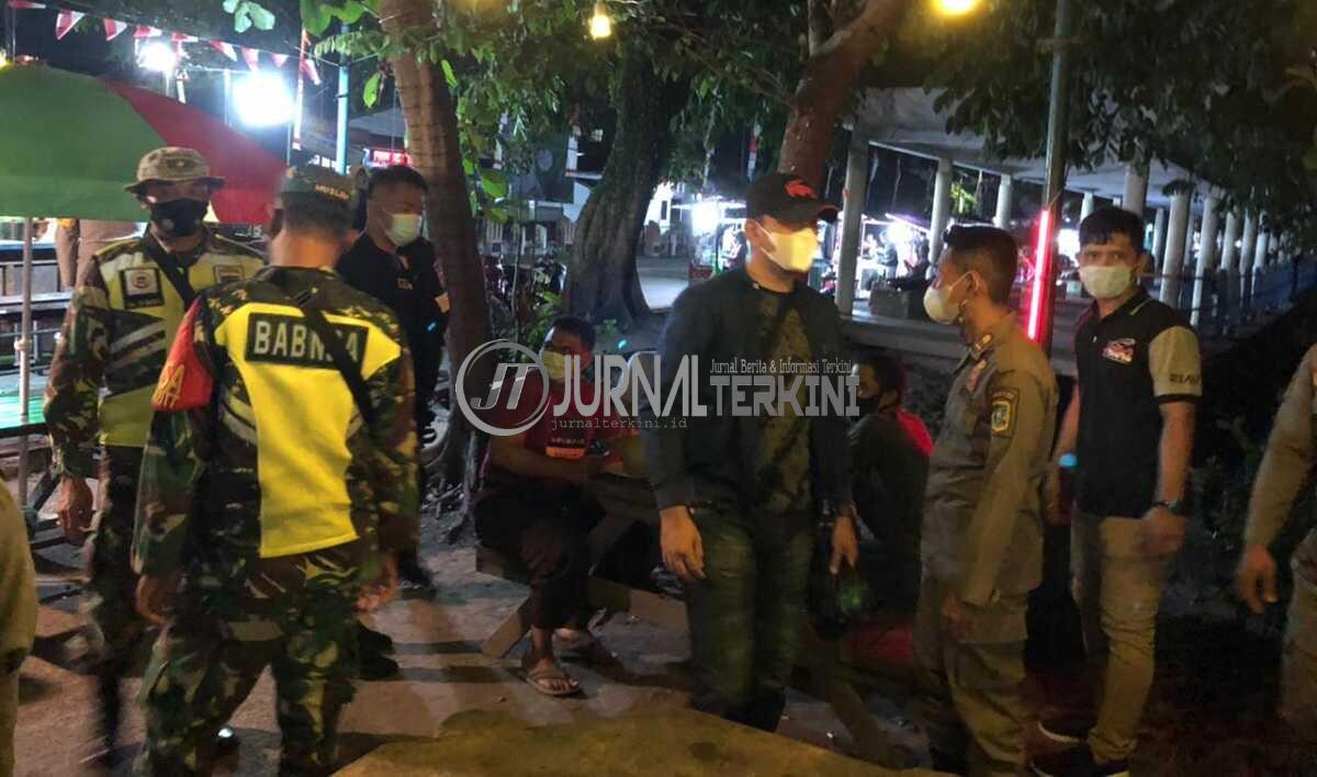 Gelar Patroli Malam, Personel Gabungan Imbau Warga Disiplin Prokes