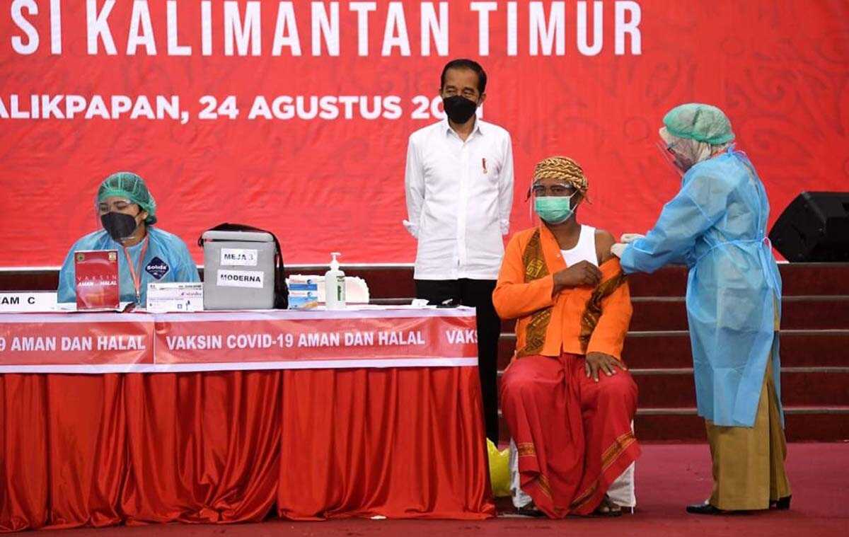Presiden tinjau vaksinasi di Balikpapan Presiden Joko Widodo meninjau vaksinasi COVID-19 bagi masyarakat Kota Balikpapan. (foto: Sekretariat Presiden)
