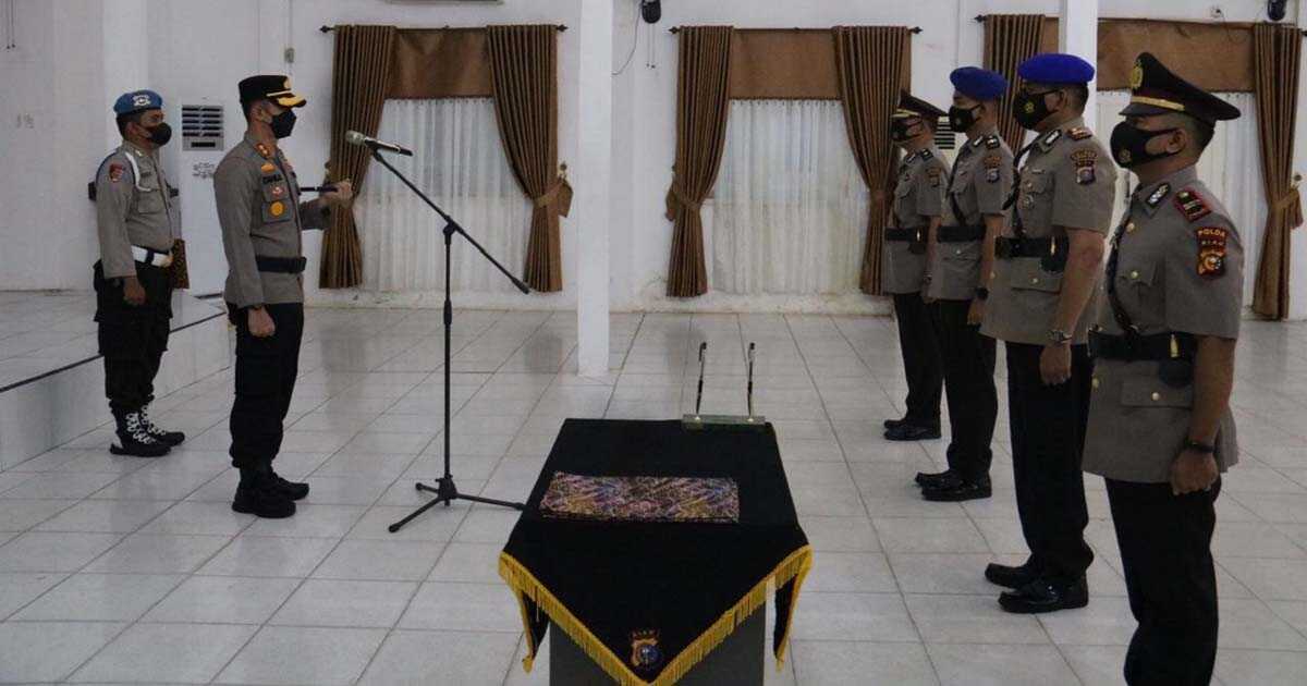Sertijab pejabat Polres Inhil-1 Tiga pejabat Polres Inhil serah terima jabatan yakni Kepala bagian Operasional, Kepala Satuan Polisi Perairan dan Udara dan Kepala Satuan Reserse Narkoba.