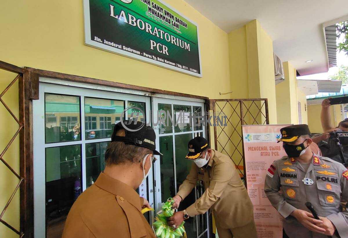 Bupati Karimun Aunur Rafiq didampingi Wakil Bupati Anwar Hasyim dan Kapolres AKBP Muhammad Adenan meresmikan Laboratorium PCR RSUD Muhammad Sani.