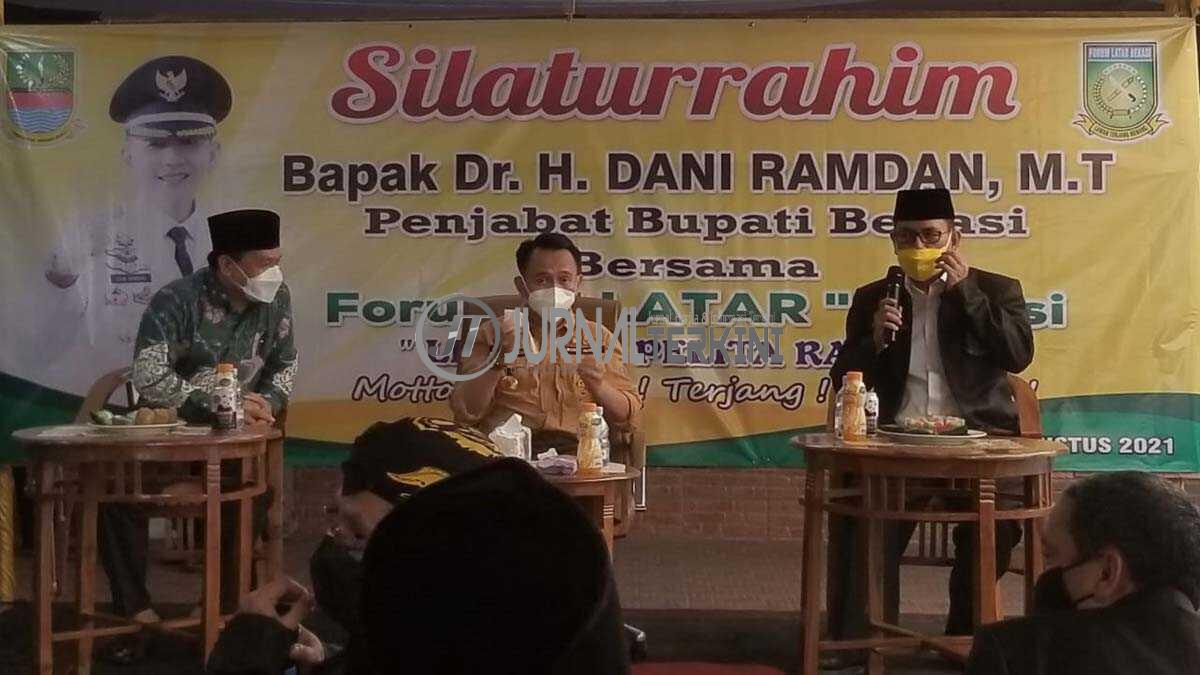 Penjabat Bupati dan Ketua DPRD Bekasi Bagikan Paket Sembako di Kediaman Sekjen Forum Latar