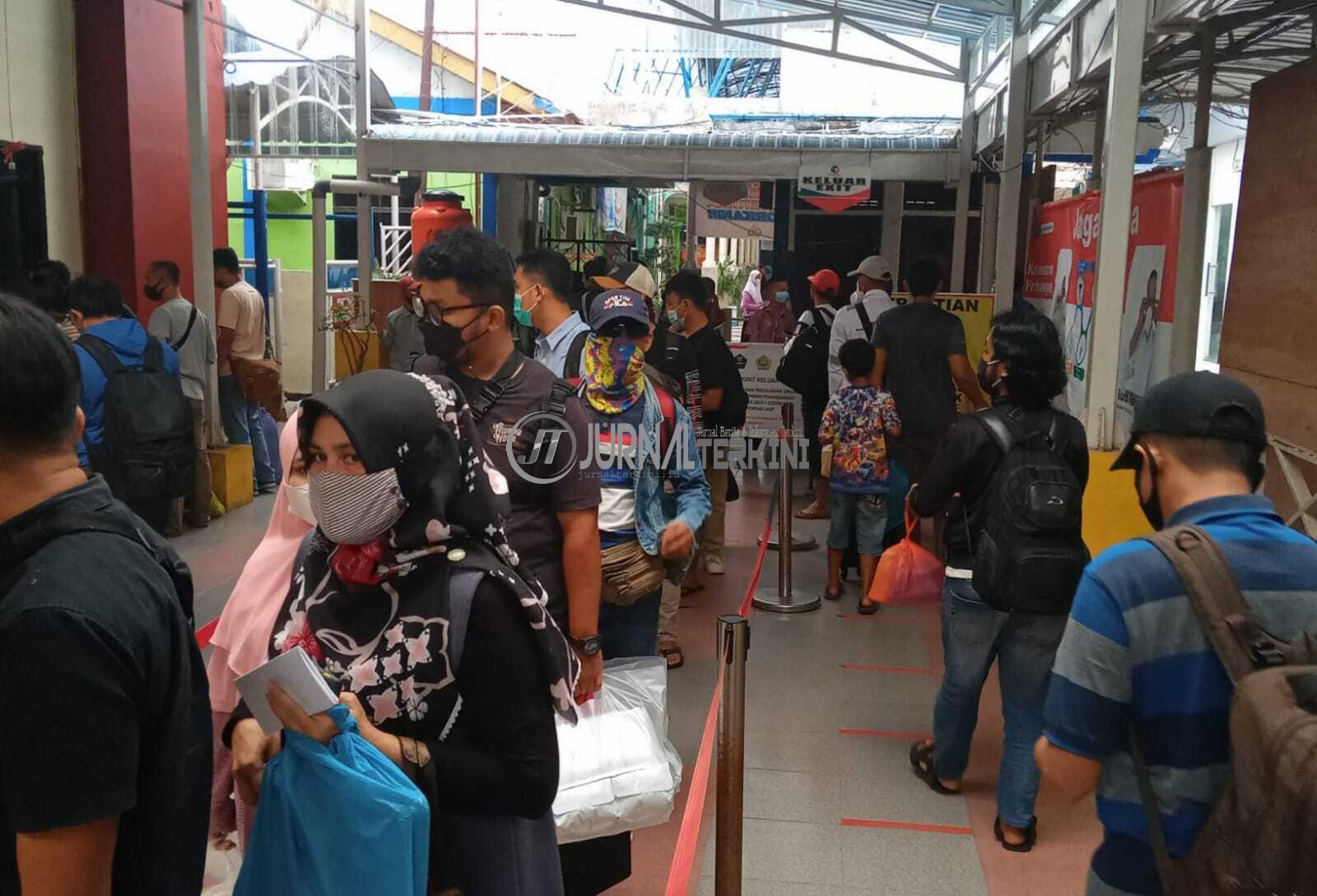 Jumlah penumpang di pelabuhan Karimun meningkat signifikan, sejak Kepri PPKM Level 3. (foto: yra)