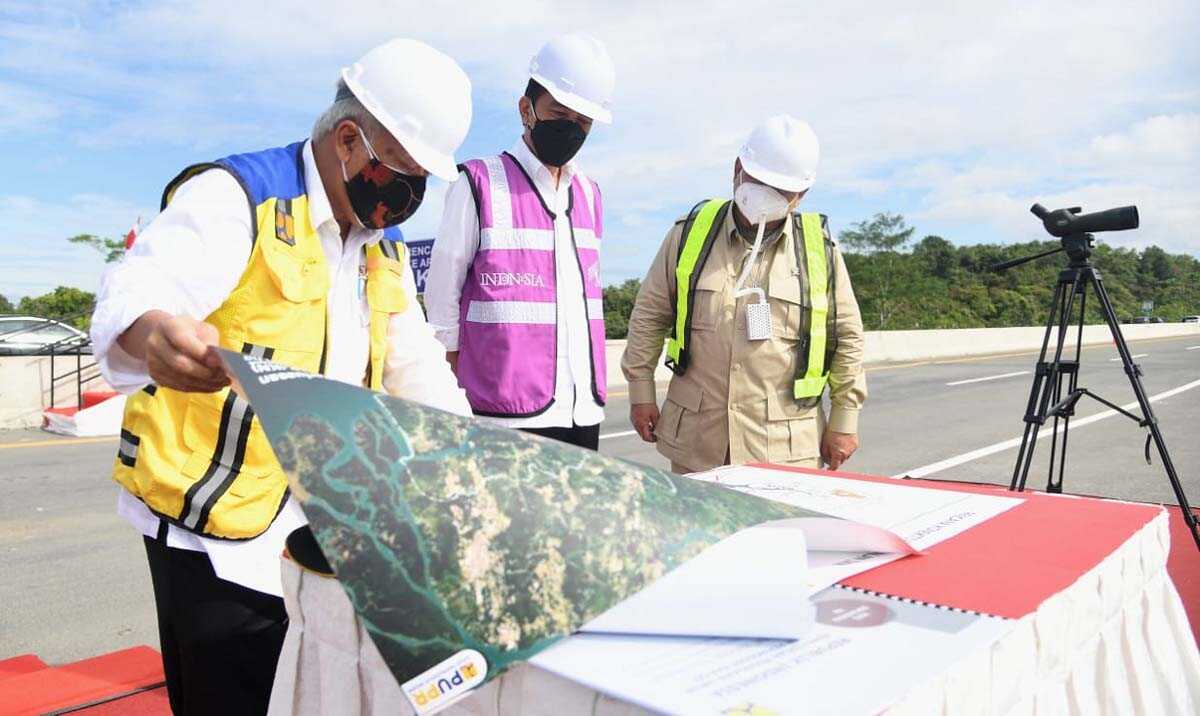 Presiden Joko Widodo didampingi Menteri Pertahanan Prabowo Subianto dan Menteri PUPR Basuki Hadimuljono meninjau sodetan akses jalan Ibu Kota Negara (IKN) dalam rangkaian kunjungannya ke Kalimantan Timur, Selasa (24/8/2021). (foto: Biro Media dan Pers Sekretariat Presiden)
