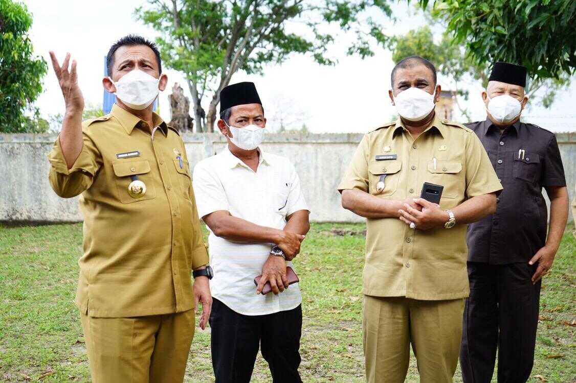 Gubernur Kepri H Ansar Ahmad didampingi Bupati Karimun Aunur Rafiq meninjau Wisma Transit yang akan dijadikan tempat latihan kerja. (foto: Dok. Biro Humas Pemprov Kepri)