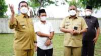 Gubernur Kepri H Ansar Ahmad didampingi Bupati Karimun Aunur Rafiq meninjau Wisma Transit yang akan dijadikan tempat latihan kerja. (foto: Dok. Biro Humas Pemprov Kepri)