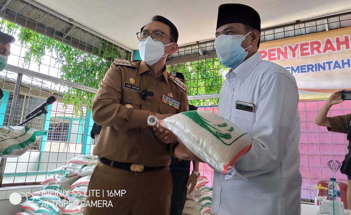 sembako covid-19 BEKASI Pj Bupati simbolik berikan bantuan beras 3 ton kepada H Marsan.