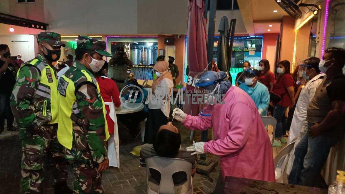 Swab antigen massal bagi karyawan dan pengunjung salah satu tempat hiburan malam (THM) di Karimun, Rabu (11/8/2021) malam. (foto: yra)