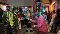 Swab antigen massal bagi karyawan dan pengunjung salah satu tempat hiburan malam (THM) di Karimun, Rabu (11/8/2021) malam. (foto: yra)