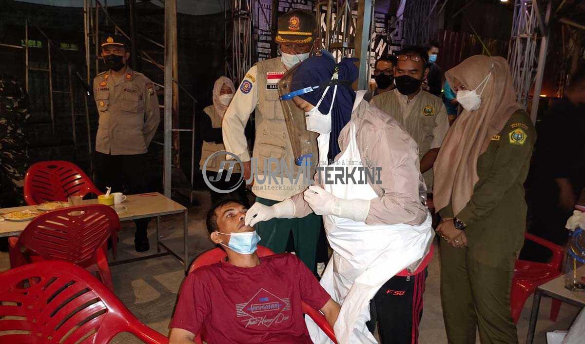 swab massal di Karimun Ilustrasi: Swab massal yang digelar di salah satu pusat jajanan di Karimun beberapa waktu lalu. (foto: yra)