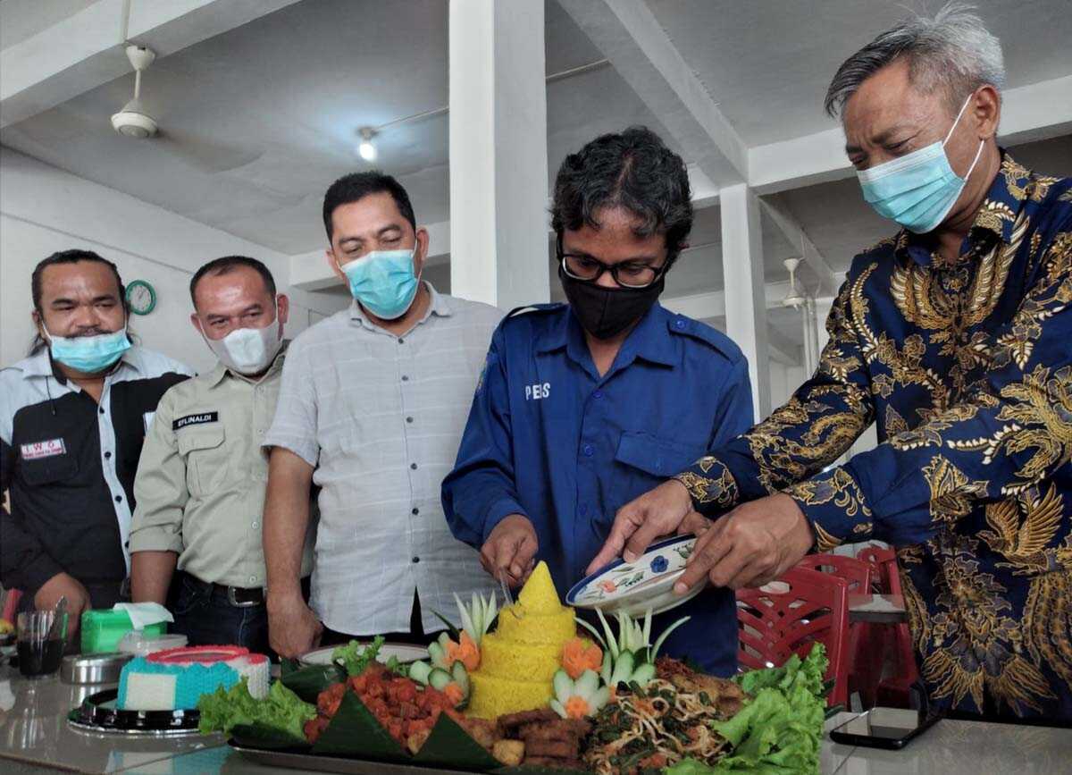 syukuran HUT IWO ke-9 Acara syukuran berupa potong tumpeng HUT IWO ke-9 yang digelar IWO Karimun, dan dihadiri Dewan Kehormatan Wiryanto (kanan) dan Nurul Izam Syam. (foto: Dok, IWO Karimun)