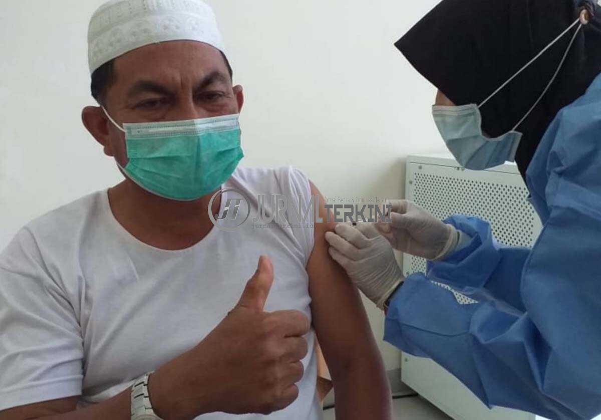 vaksinasi covid-19 di karimun Salah satu tenaga kesehatan (nakes) divaksinasi vaksin COVID-19.