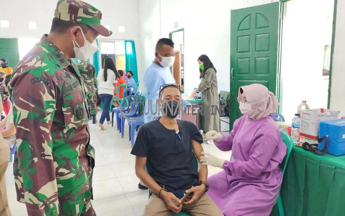 Dandim 0317/TBK, Letkol Inf Agus Rediyanto memantau vaksinasi COVID-19 yang digelar di Makodim setempat, Senin (9/8/2021). (foto: yra)
