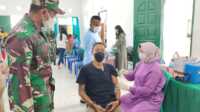 vaksinasi kodim karimun Dandim 0317/TBK, Letkol Inf Agus Rediyanto memantau vaksinasi COVID-19 yang digelar di Makodim setempat, Senin (9/8/2021). (foto: yra)