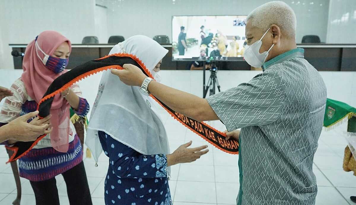 Bunda PAUD Asahan Bupati Asahan Surya mengukuhkan Titiek Sugiarti Surya sebagai Bunda PAUD Asahan 2021.