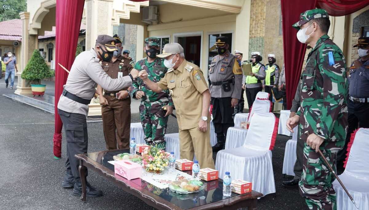 Bupati Asahan Surya menghadiri apel gelar pasukan Operasi Patuh Toba 2021 yang digelar Polres Asahan.