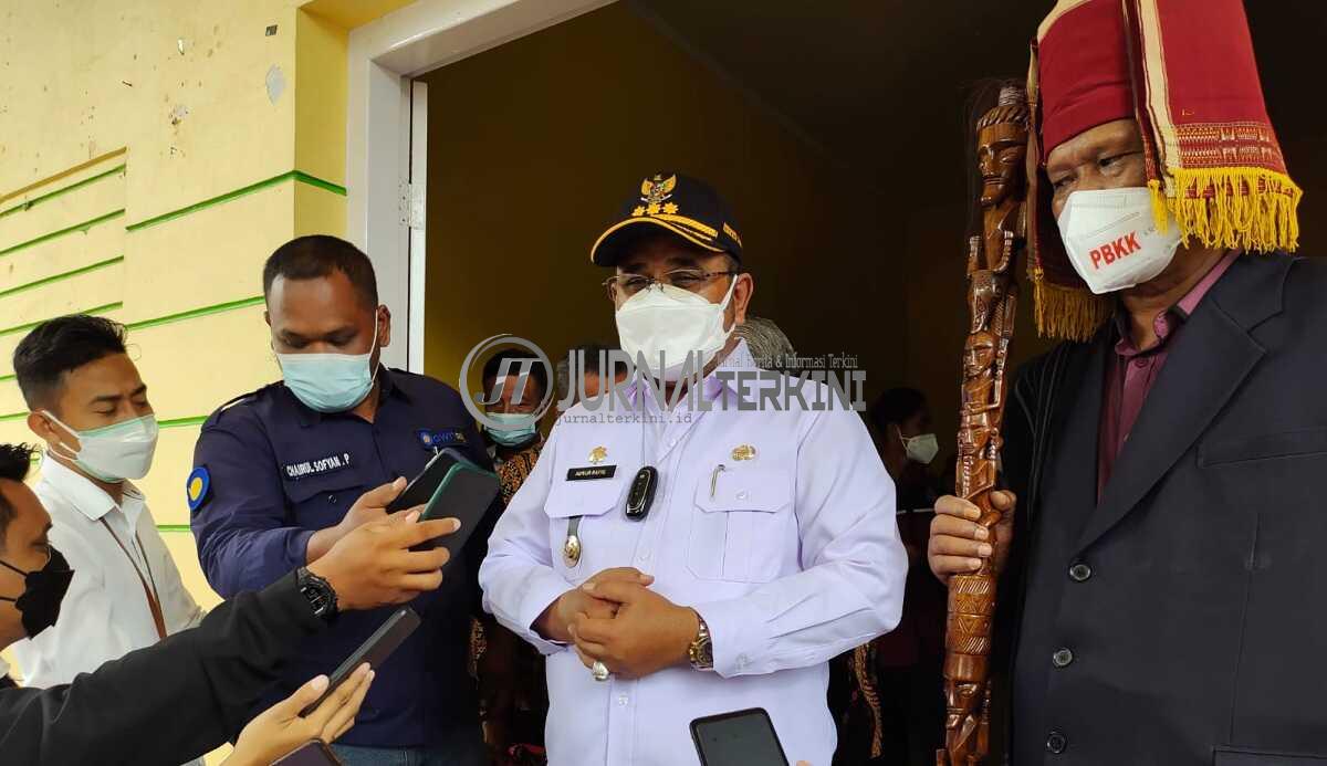 Bupati Karimun Aunur Rafiq diwawancarai wartawan usai menghadiri pelantikan PBKK di Gedung Nasional Tanjung Balai Karimun, Rabu (8/9/2021). (foto: yra)