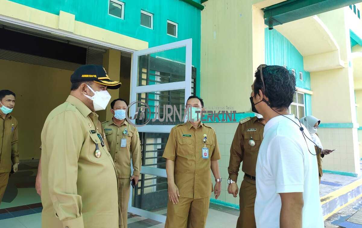 Bupati Karimun tinjau stadion badang perkasa untuk isolasi terpusat COVID-19 Bupati Karimun Aunur Rafiq meninjau Stadion Badang Perkasa yang akan dijadikan lokasi isolasi terpusat pasien COVID-19. (foto: yra)