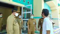 Bupati Karimun Aunur Rafiq meninjau Stadion Badang Perkasa yang akan dijadikan lokasi isolasi terpusat pasien COVID-19. (foto: yra)