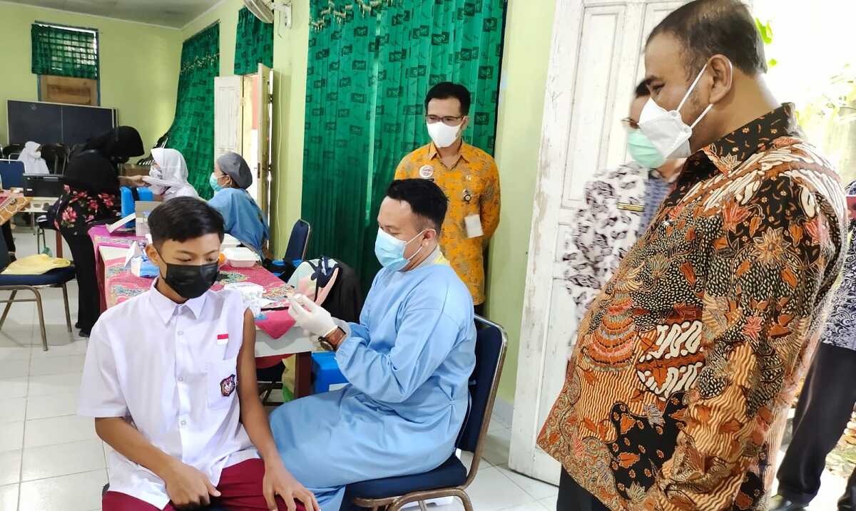 Bupati Karimun tinjau vaksinasi pelajar Bupati Karimun Aunur Rafiq tinjau vaksinasi COVID-19 untuk pelajar. (foto: yra)