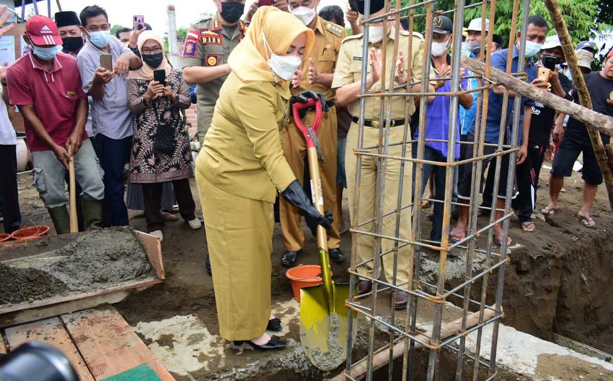 Bupati Mura peletakan batu pertama masjid Bupati Musi Rawas (Mura) Hj. Ratna Machmud meletakkan batu pertama pembangunan Masjid Ar-Rohman di Jl. Kalisereng Kelurahan B. Srikaton Kec. Tugumulyo, Selasa (07/09/2021).