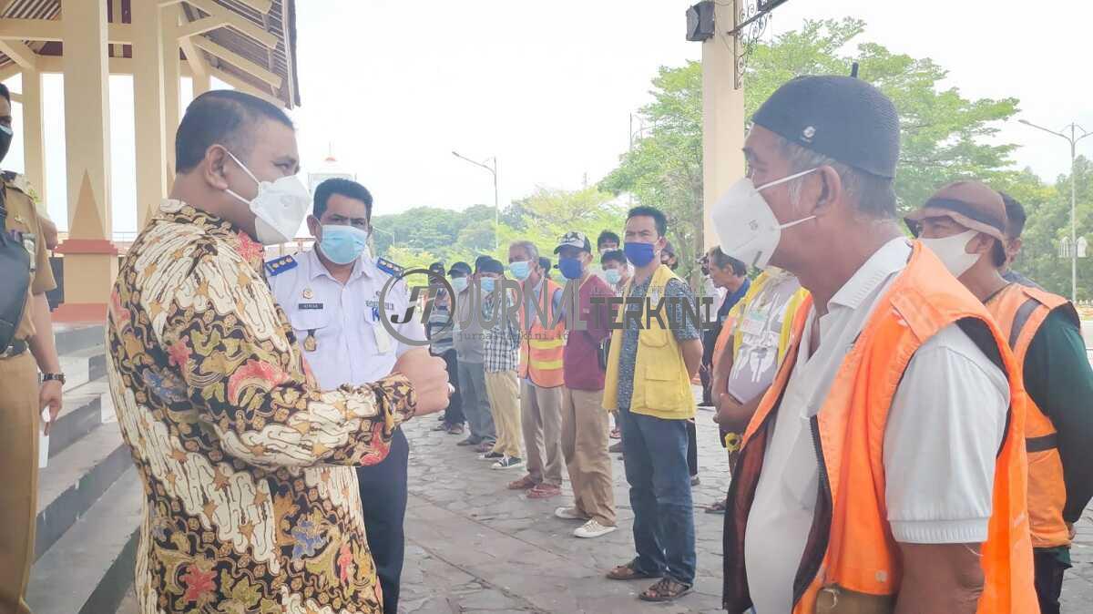 Juru parkir karimun Sejumlah juru parkir menyampaikan keluhan turunnya pendapatan kepada Bupati Karimun Aunur Rafiq di Coastal Area Selasa pekan ini.