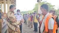 Sejumlah juru parkir menyampaikan keluhan turunnya pendapatan kepada Bupati Karimun Aunur Rafiq di Coastal Area Selasa pekan ini.